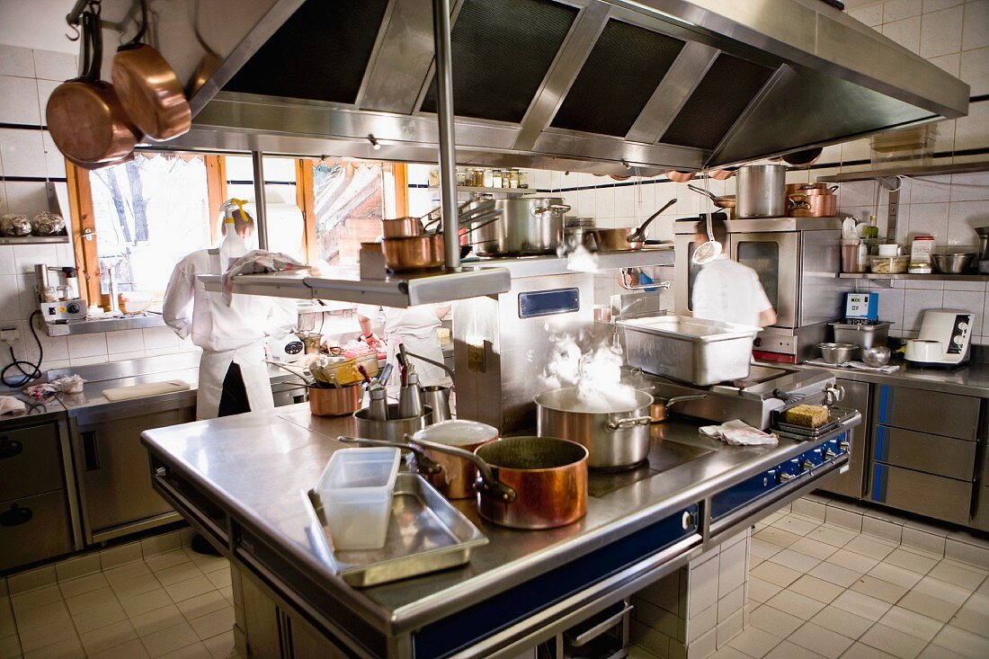 Köche arbeiten in der Küche eines Restaurants