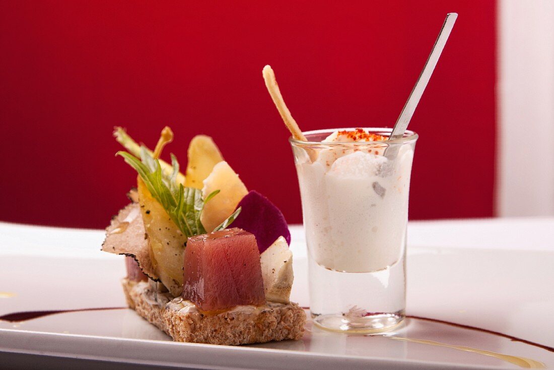 Thunfisch-Sashimi mit Gemüse auf Brot und Blumenkohl-Cappuccino