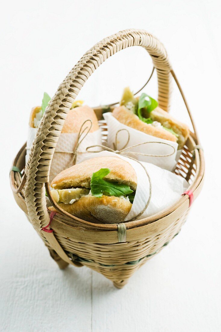 Ciabatta-Sandwiches mit marinierten Artischocken im Korb