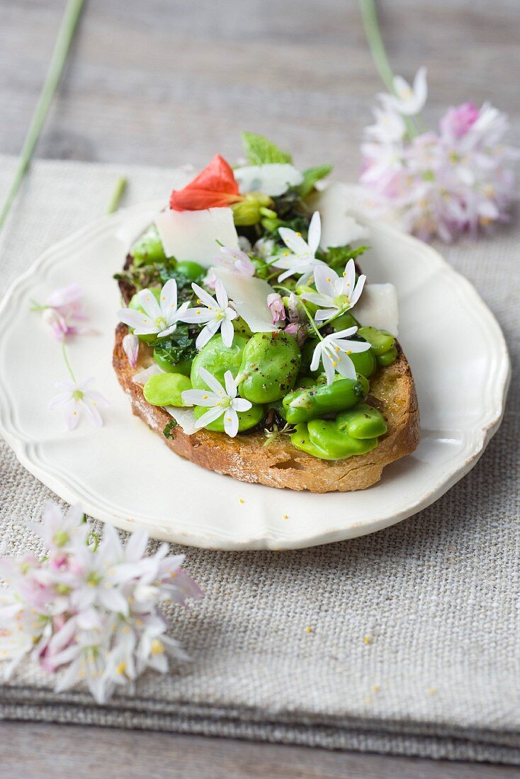 Belegtes Brot mit Saubohnen, Kräutern und Essblüten