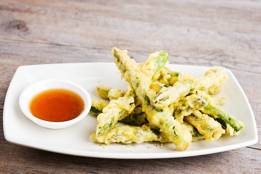 Asparagus tempura with sauce
