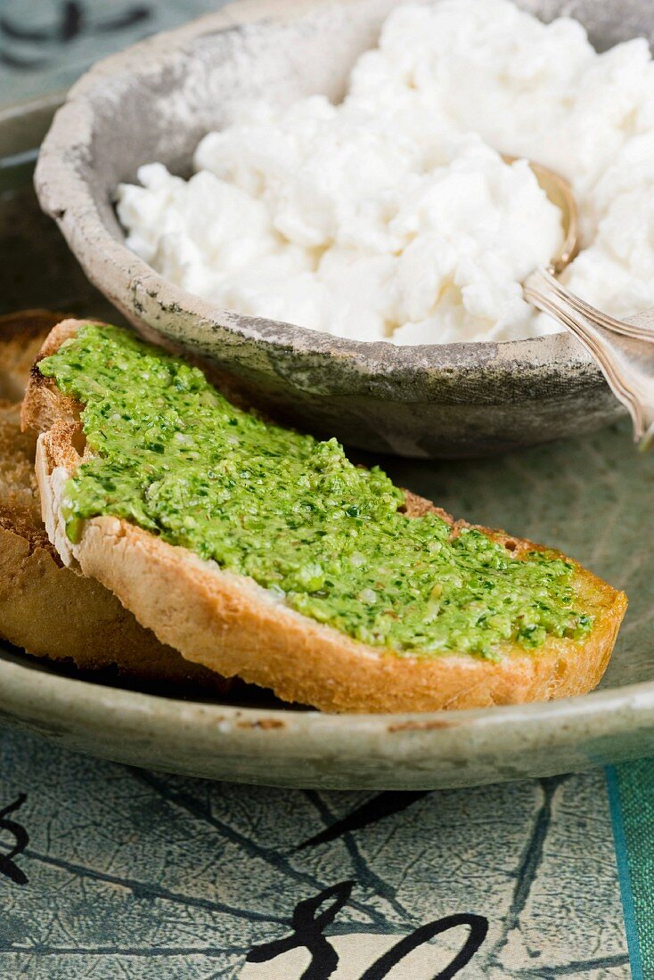 Brot mit Rucolapesto, Hüttenkäse