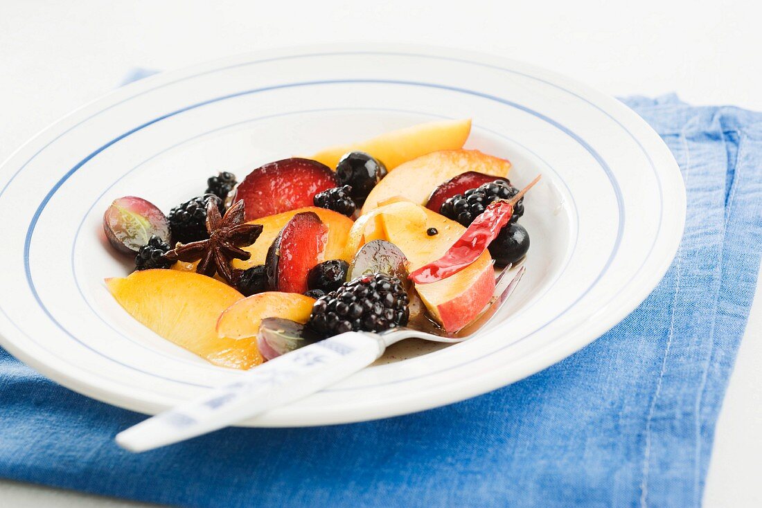 Würziger Obstsalat mit Chilischoten und Sternanis