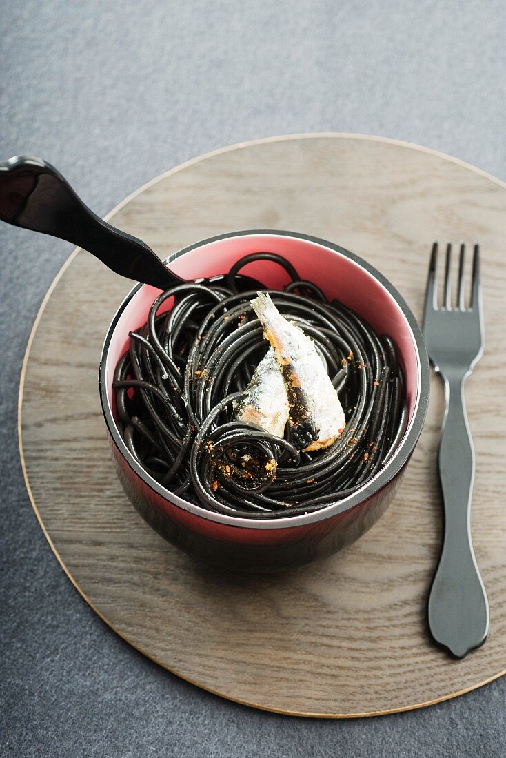 Tintenfischspaghetti mit Sardinen und Espelette-Pfeffer