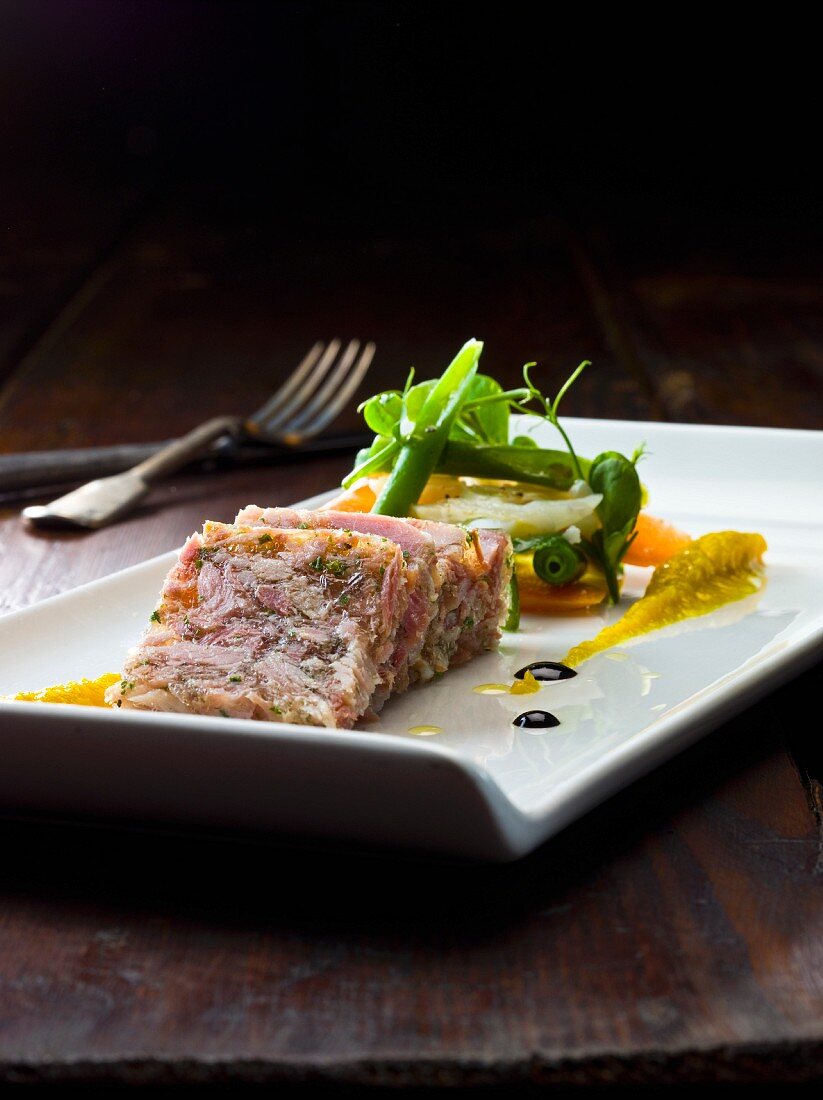 Fleischterrine mit Petersilie