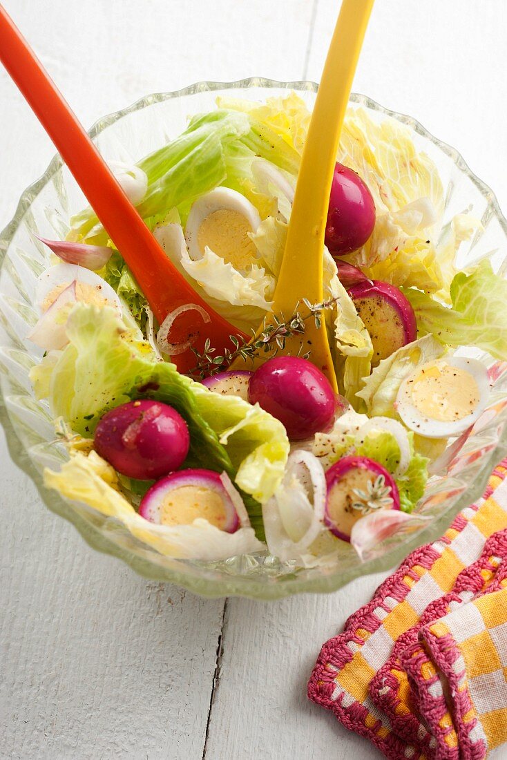 Mixed leaf salad with red eggs