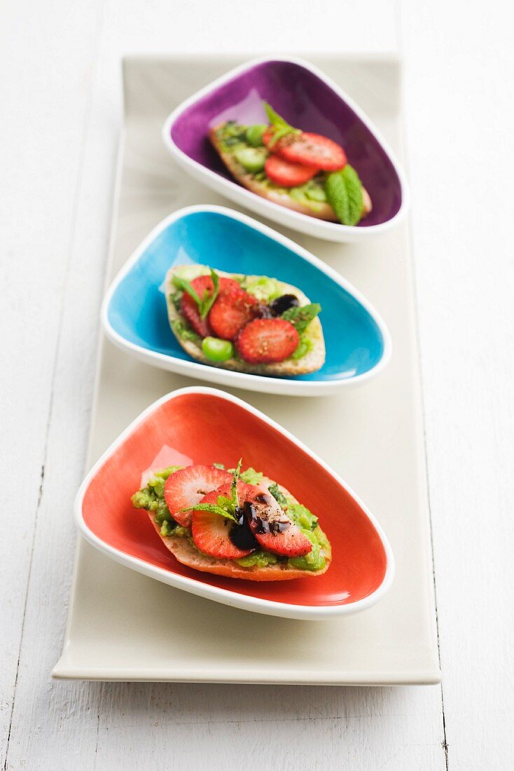 Toast topped with broad beans and strawberries