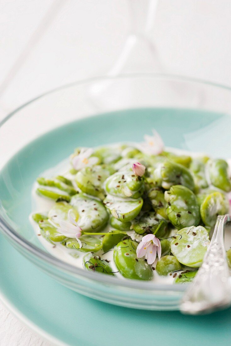 Broad beans with poppyseeds and edible flowers