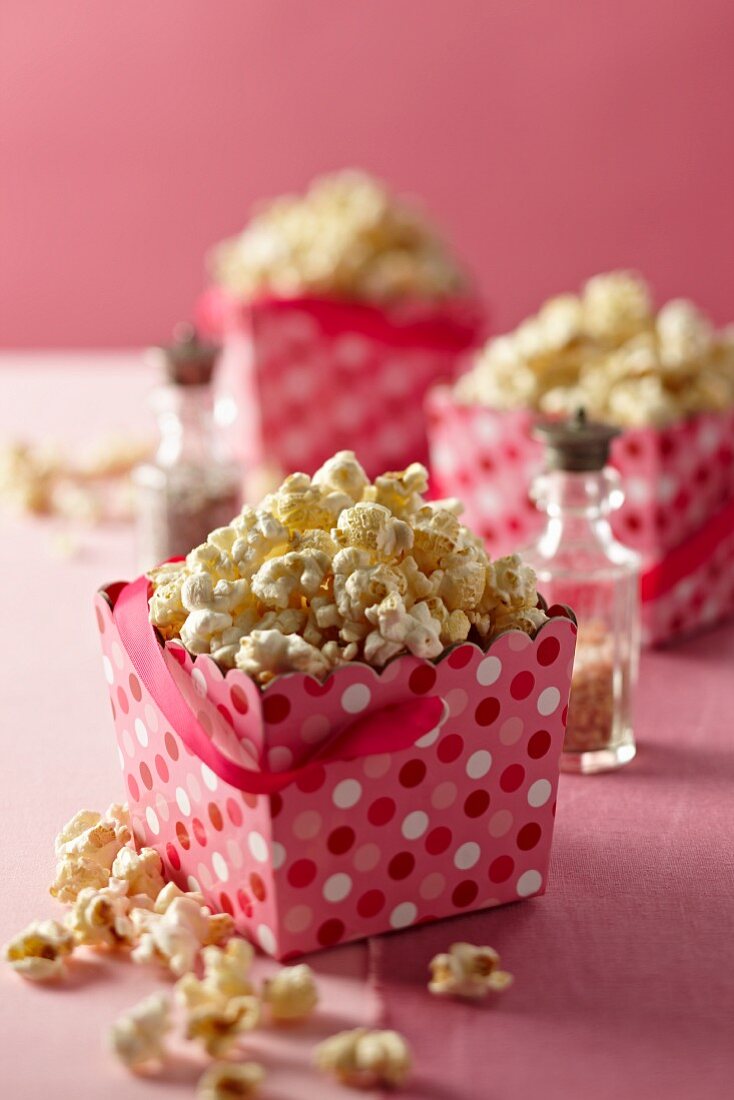 Popcorn in gepunkteten Behältern