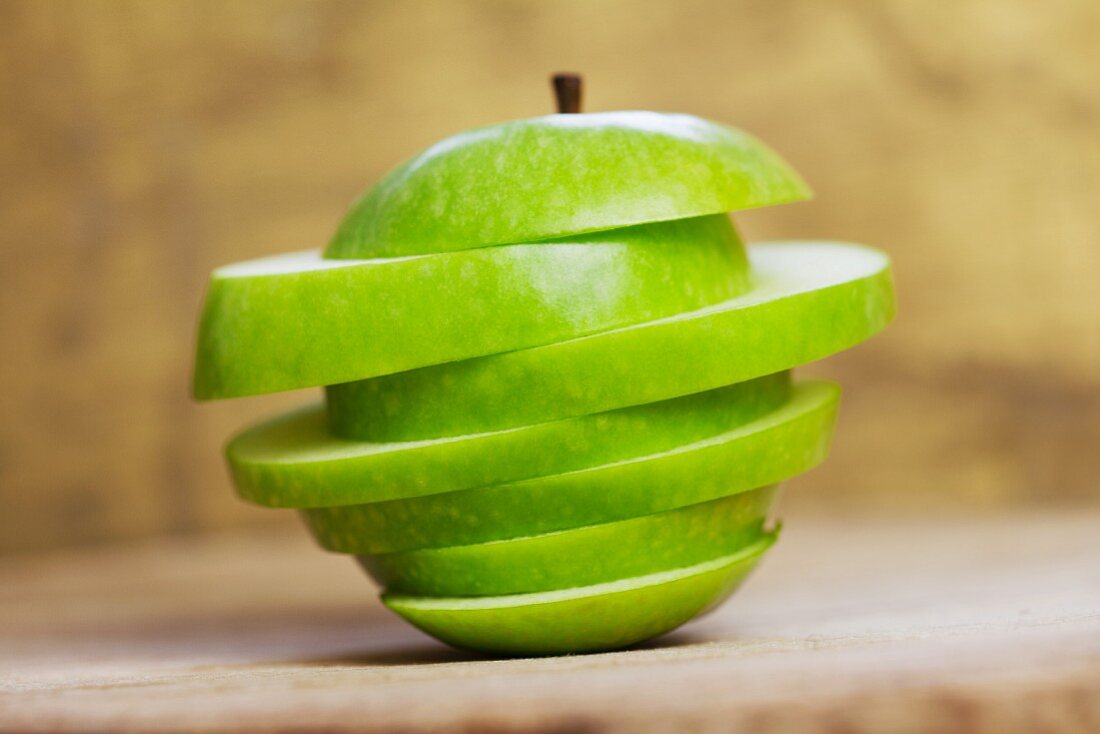 Grüner Apfel; quer in Scheiben geschnitten