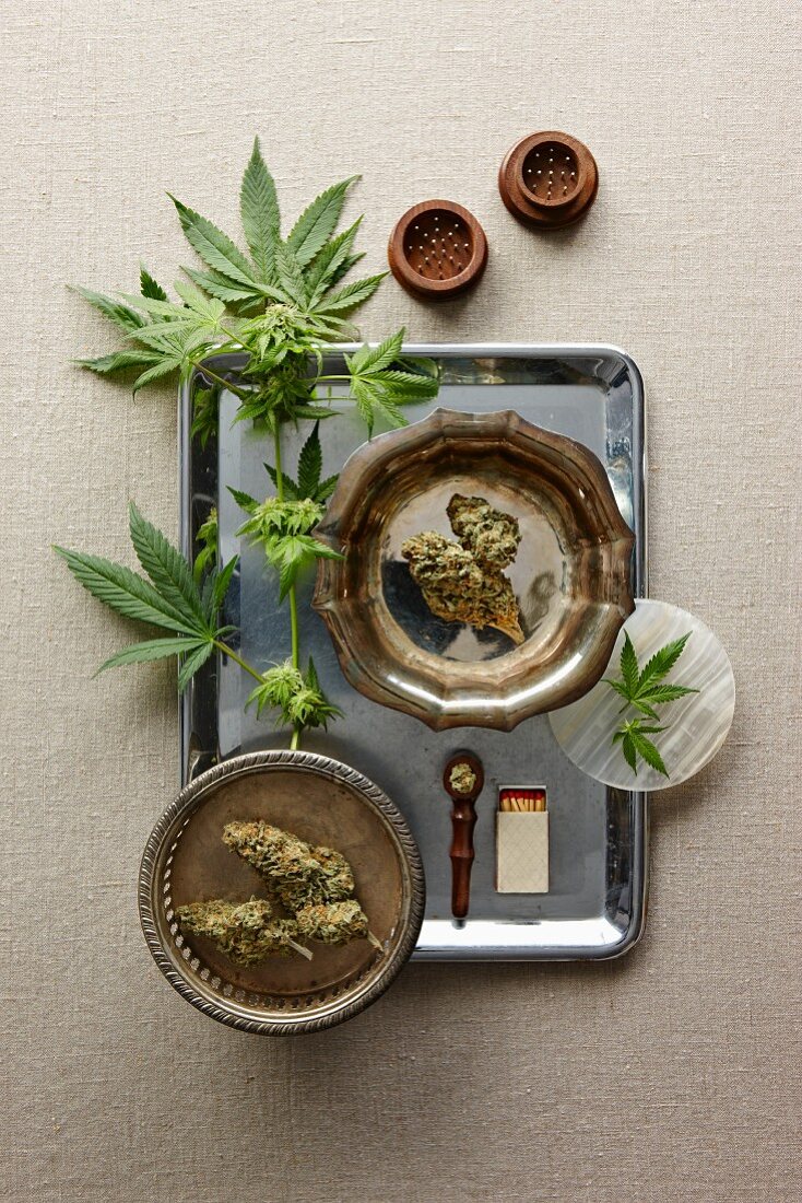 Marihuanablätter und -knospen, Pfeife, Streichhölzer