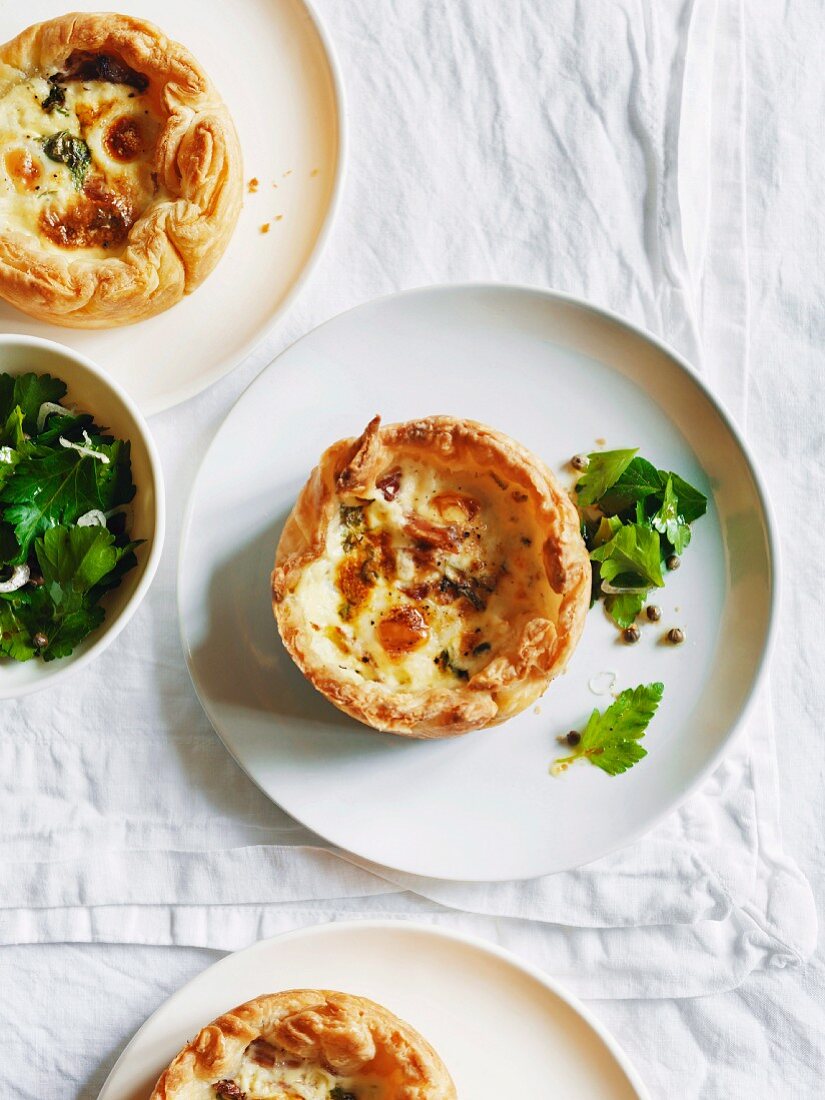 Tartlets with quail's eggs and ham