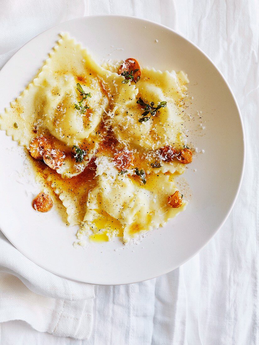 Ravioli mit Ricotta und Wachtelei