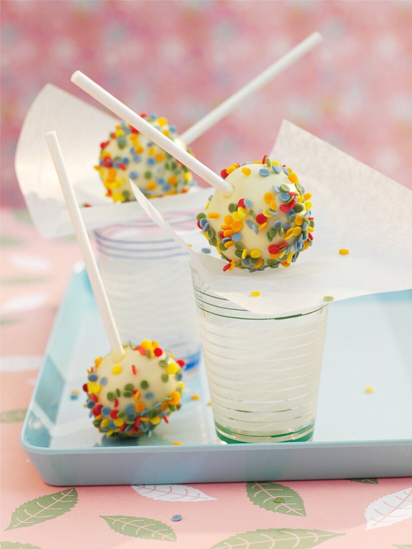 Cake Pops mit bunten Zuckerstreuseln