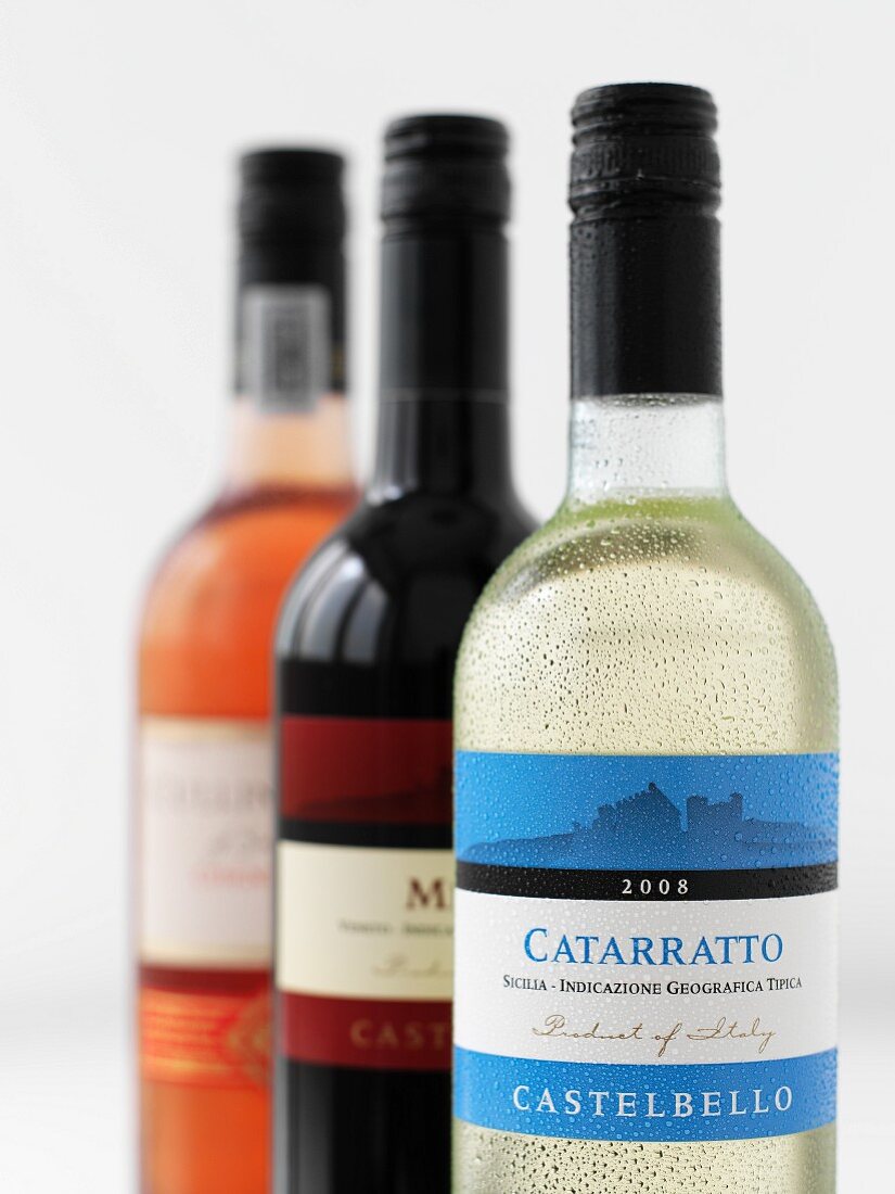 Weißwein-, Rotwein- & Roseweinflasche mit Etikett