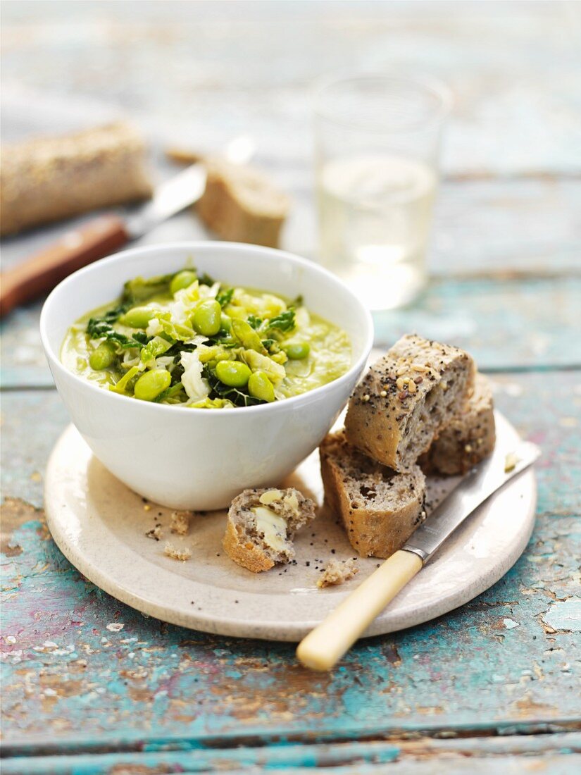 Grüner Gemüseeintopf mit Brot