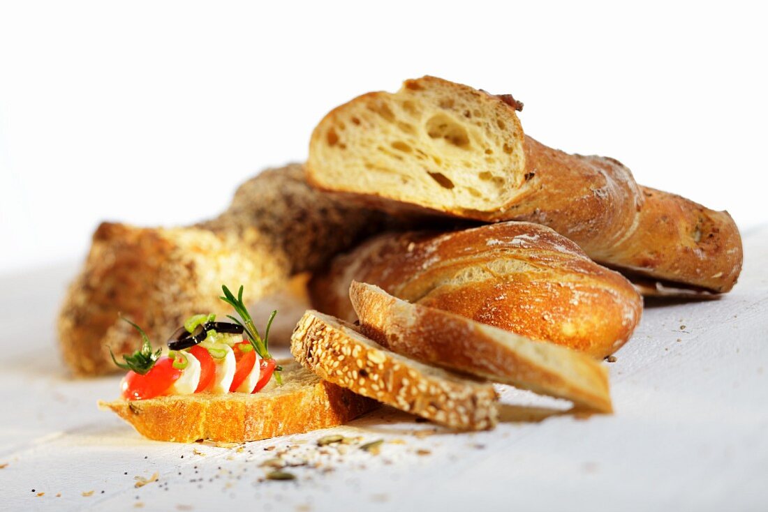 Belegtes Brot mit Tomaten und Mozzarella