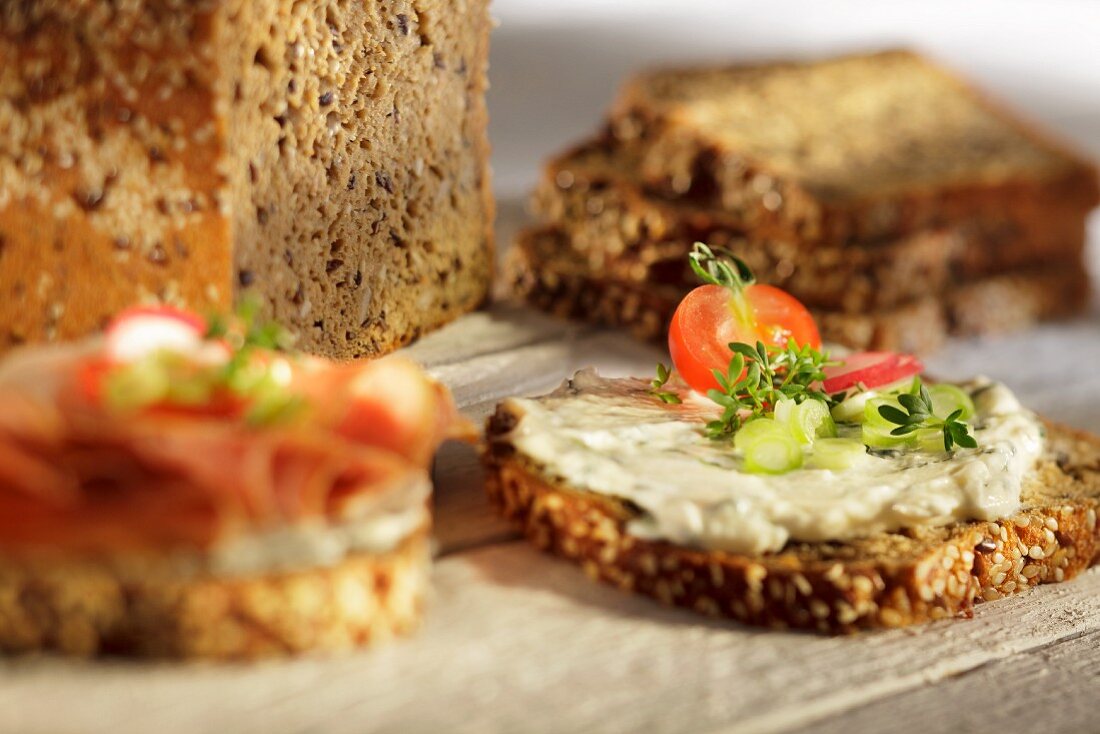 Vollkornbrot mit Kräuterquark und Gemüse