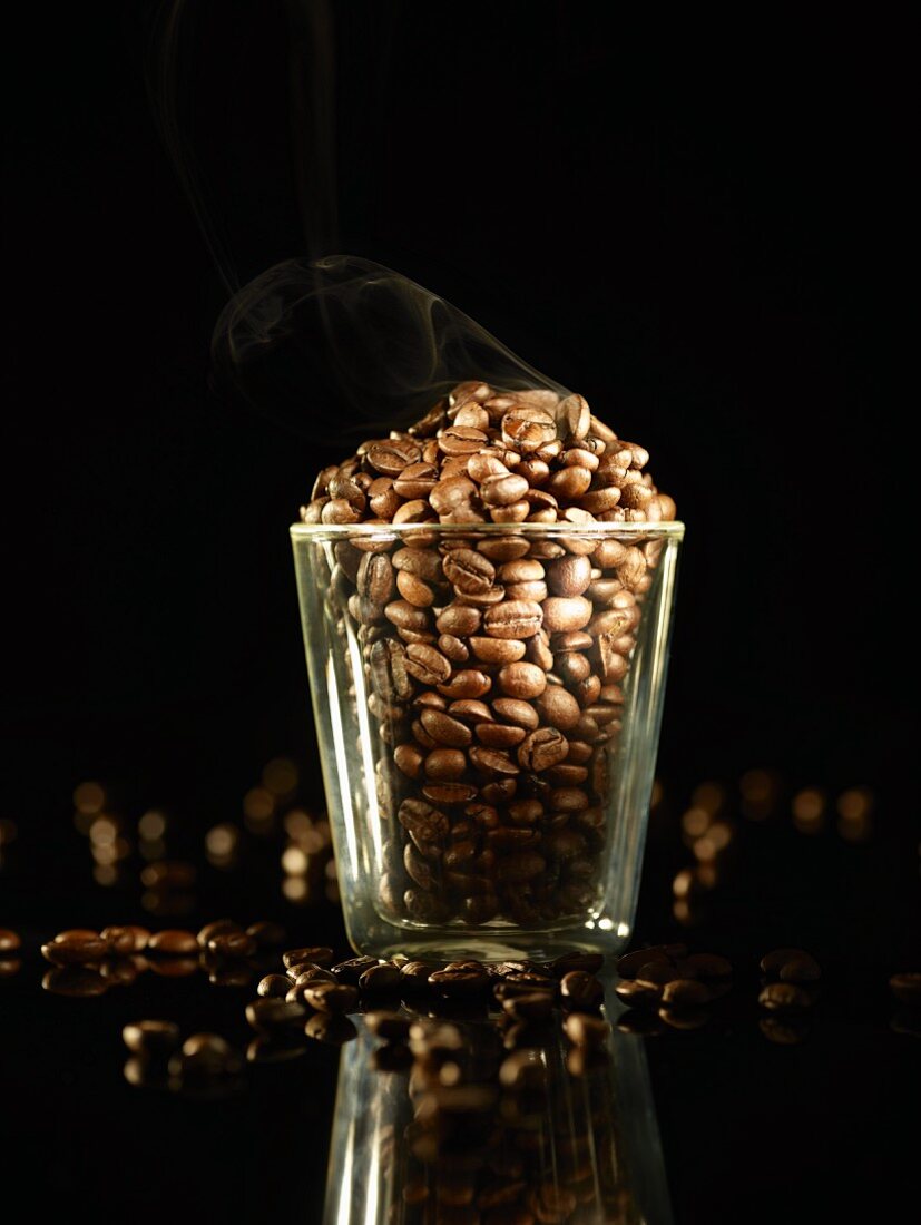 Geröstete Kaffeebohnen im Glas