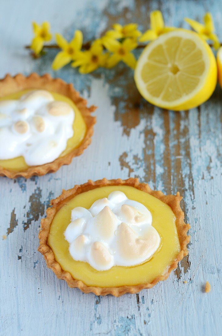 Small lemon meringue cake