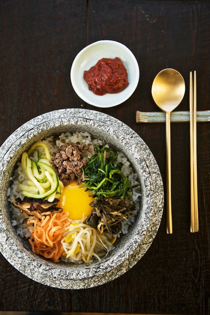 Bibimbap (Koreanisches Gericht mit Reis, Rindfleisch, Gemüse und Ei)