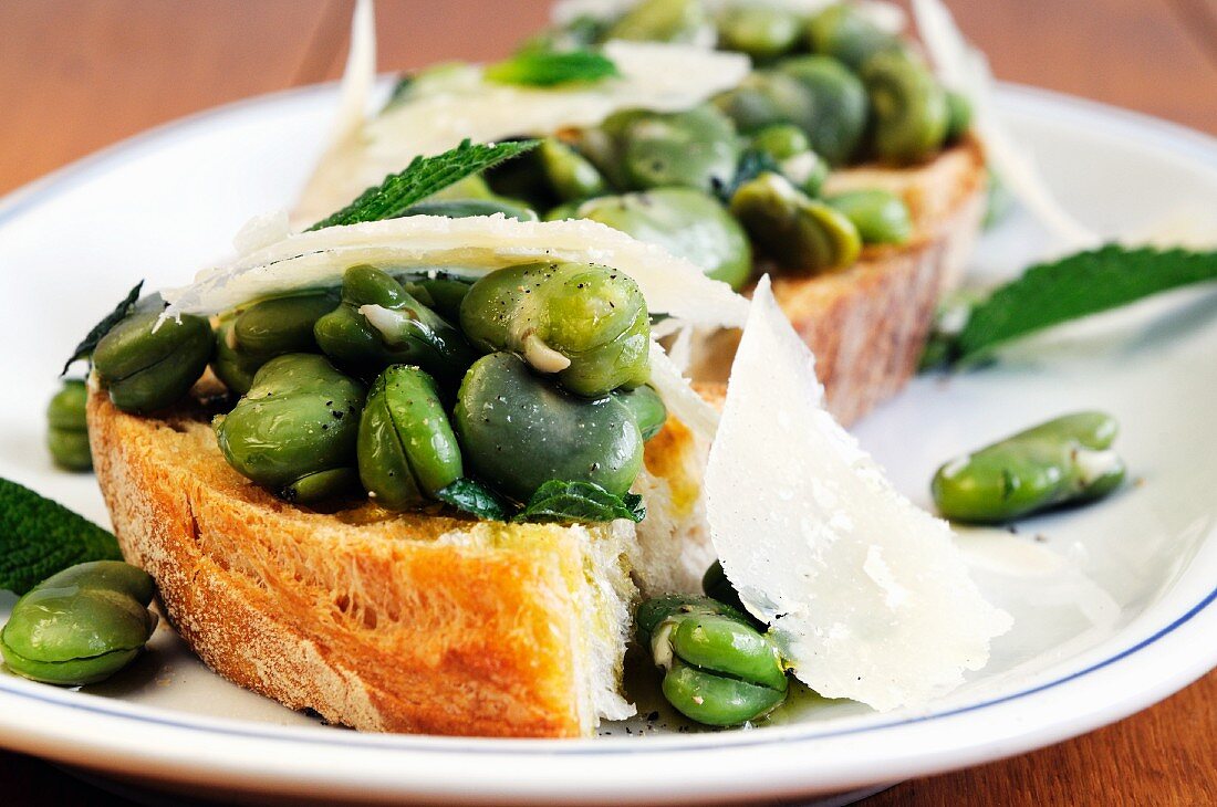 Bruschette con le fave (toasted bread topped with broad beans, Italy)