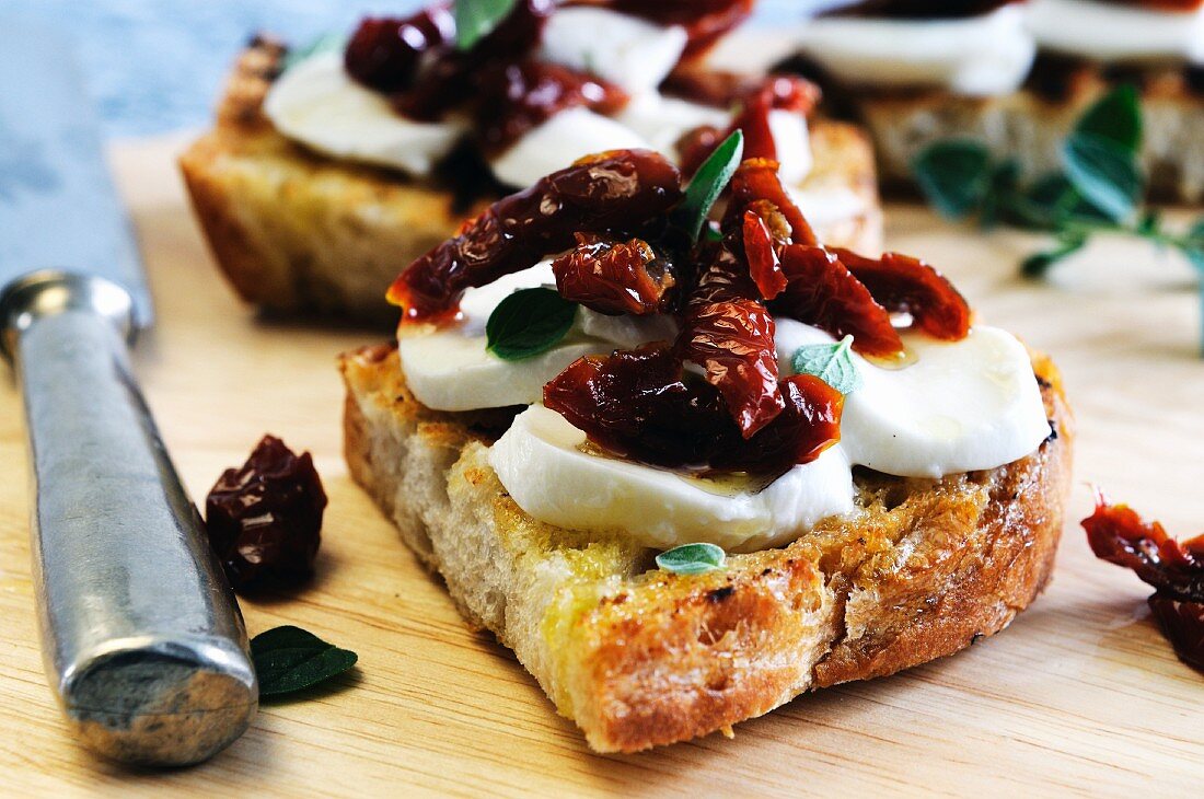 Bruschetta contadina (toasted bread topped with mozzarella and tomatoes)