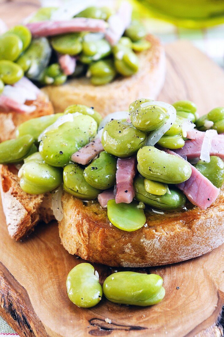 Bruschetta fave e prosciutto (toasted bread topped with broad beans)
