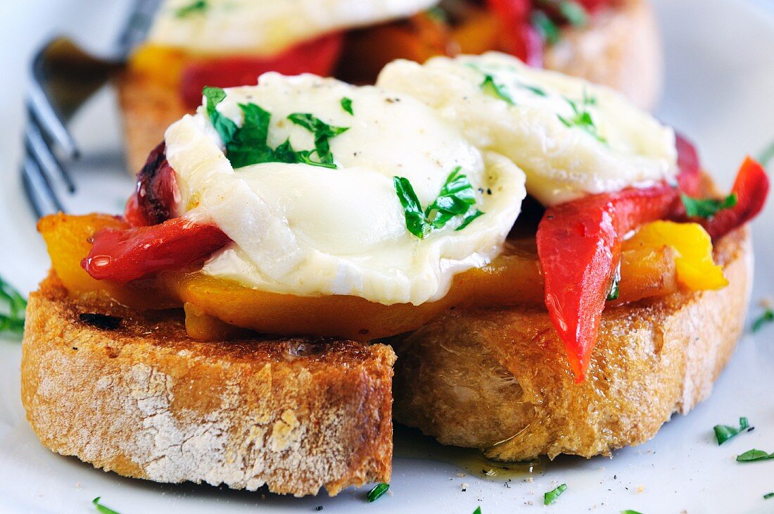 Bruschetta peperone e caprino (Röstbrot mit Paprika & Käse)