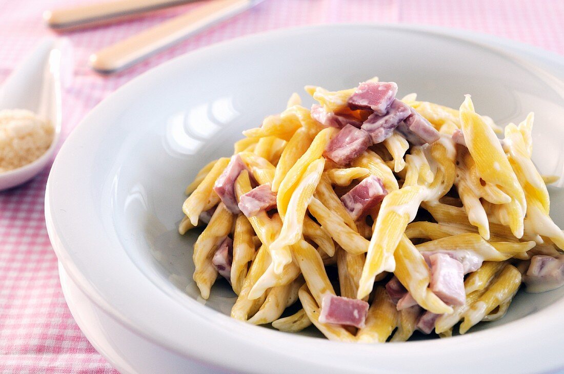 Pasta with a ham and mascarpone sauce