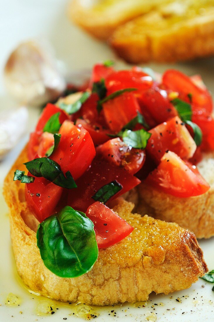 Bruschetta al pomodoro (Röstbrote mit Tomaten & Basilikum)