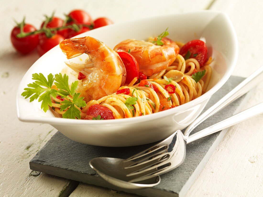 Spaghetti mit Garnelen und Tomaten
