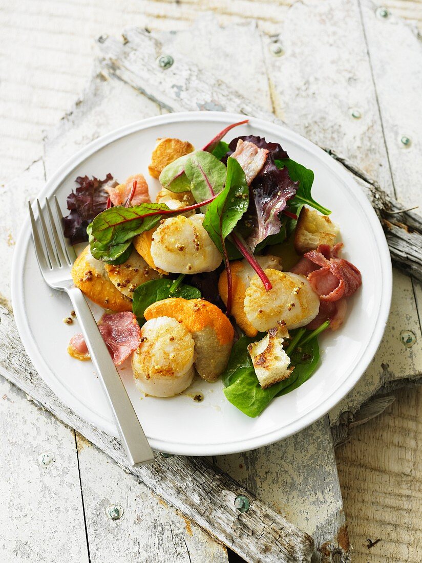 Scallops with salad and bacon