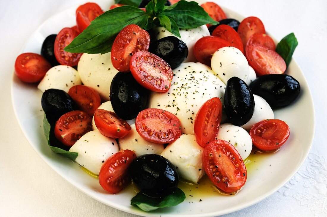 Mozzarella with tomatoes, basil and olives
