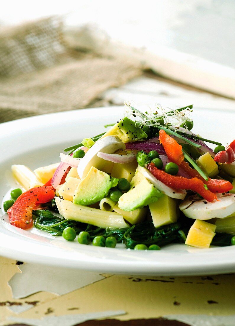 Nudel-Gemüse-Salat mit Avocado, Spinat, Erbsen & Käse