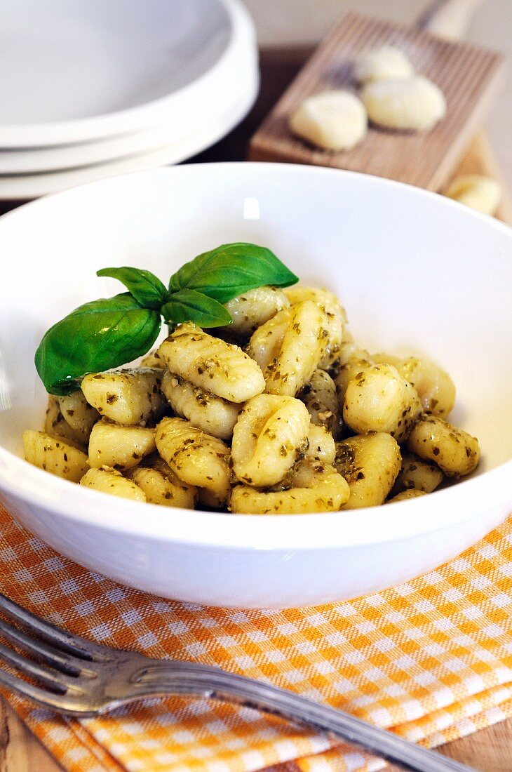 Frische Gnocchi mit Basilikumpesto