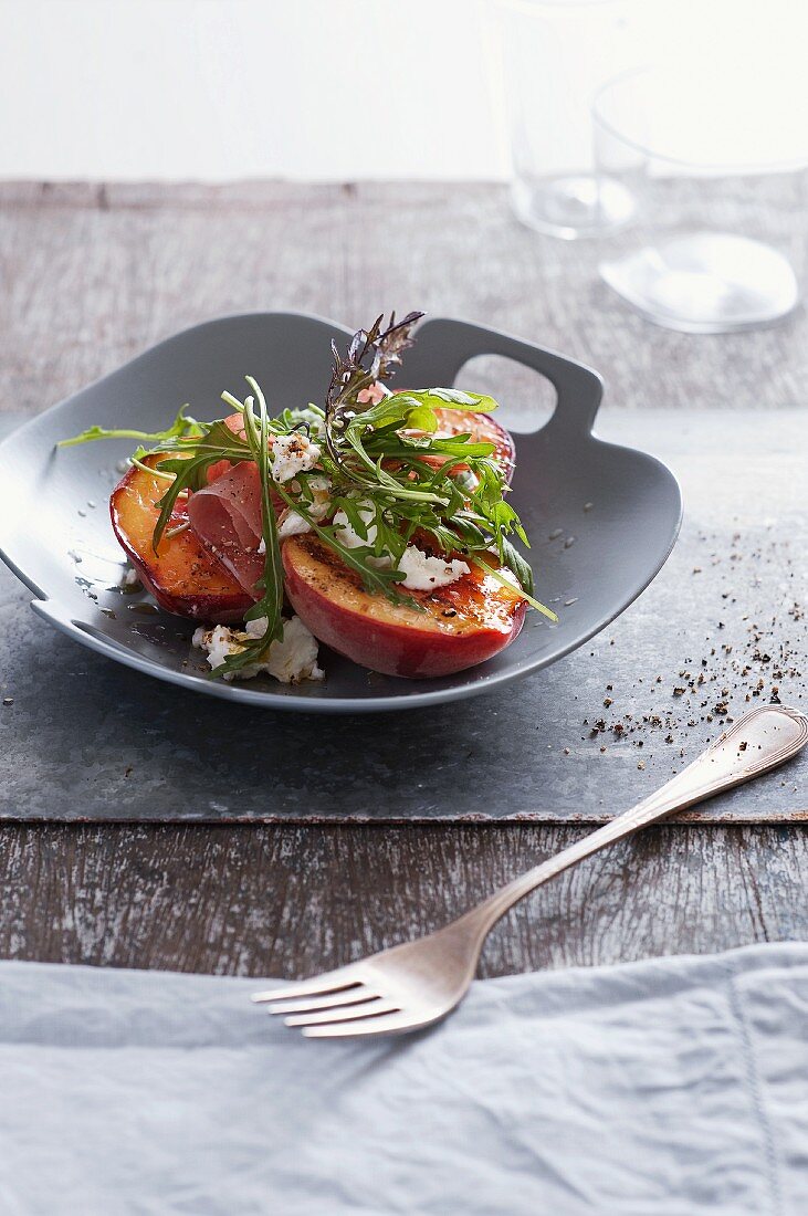 Grilled peaches with ham and rocket