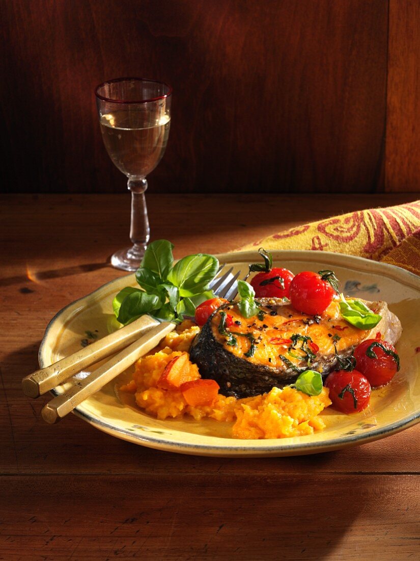 Lachssteak mit Tomaten und Möhren-Kürbis-Püree