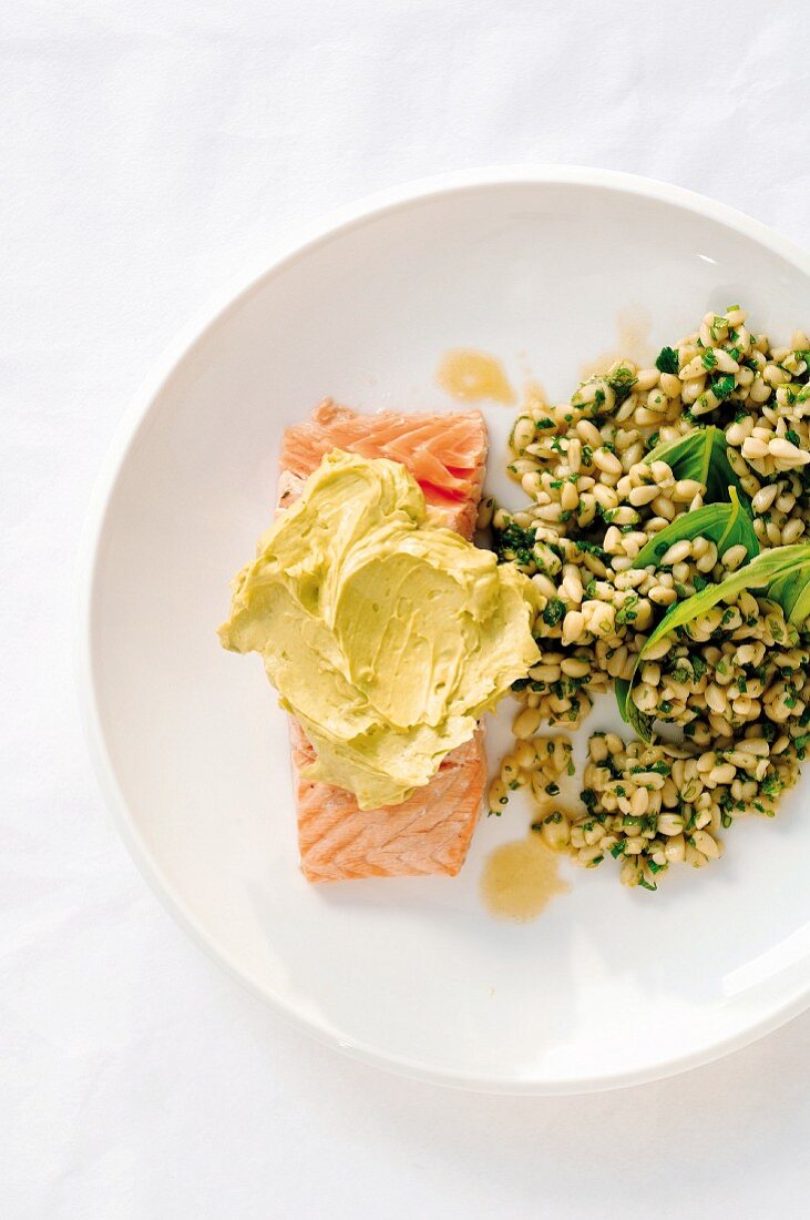 Gegrillter Lachs mit Avocadocreme dazu Risoni mit Pesto