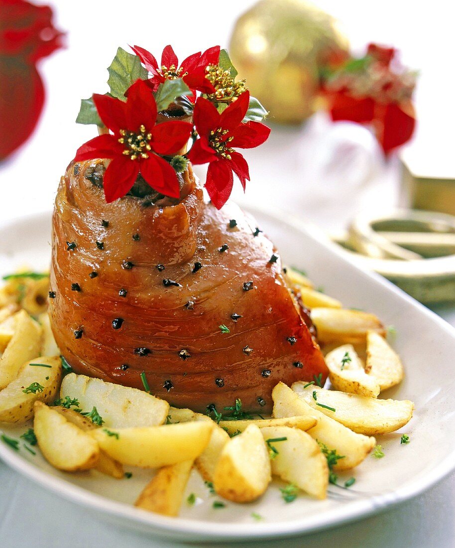Gespickte Schweinshaxe mit Kartoffelspalten (weihnachtlich)