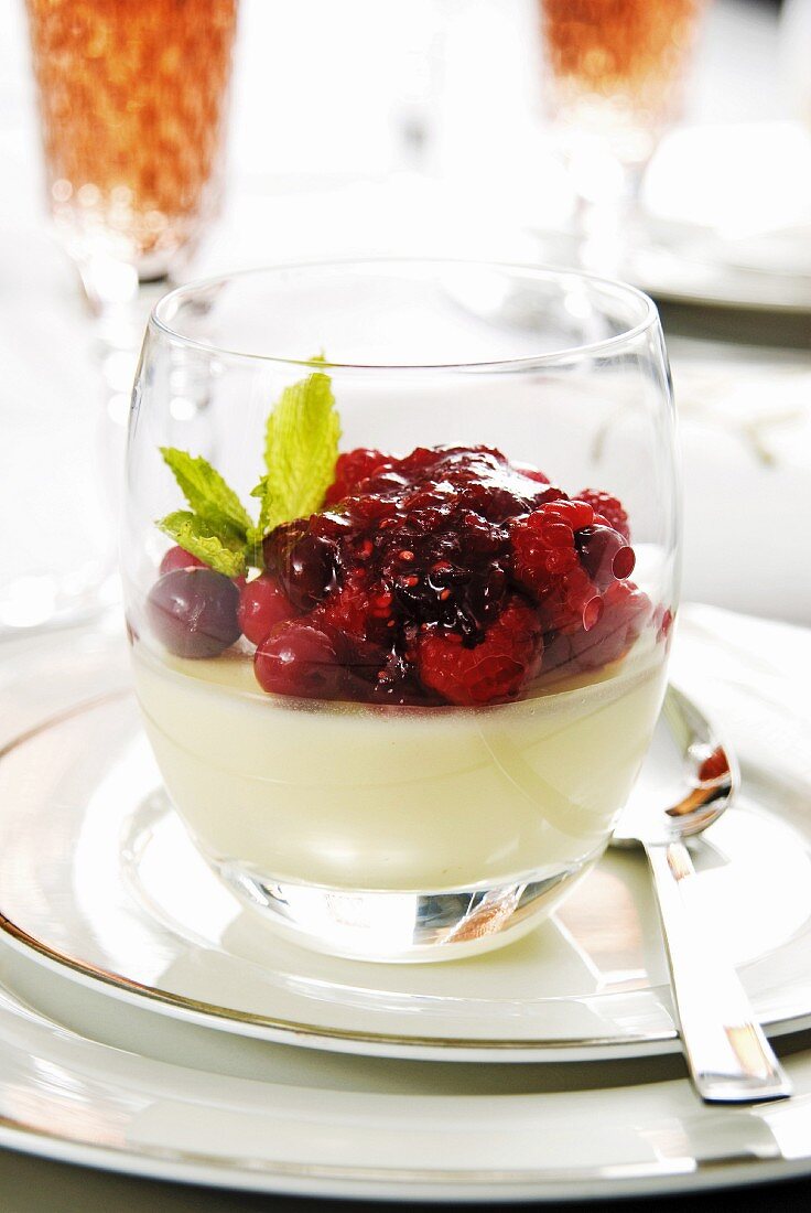 Vanilla panna cotta with berries