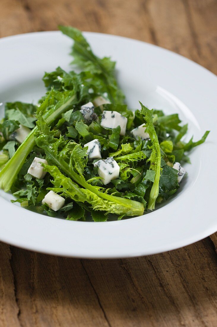 Cabbage thistle salad with blue cheese