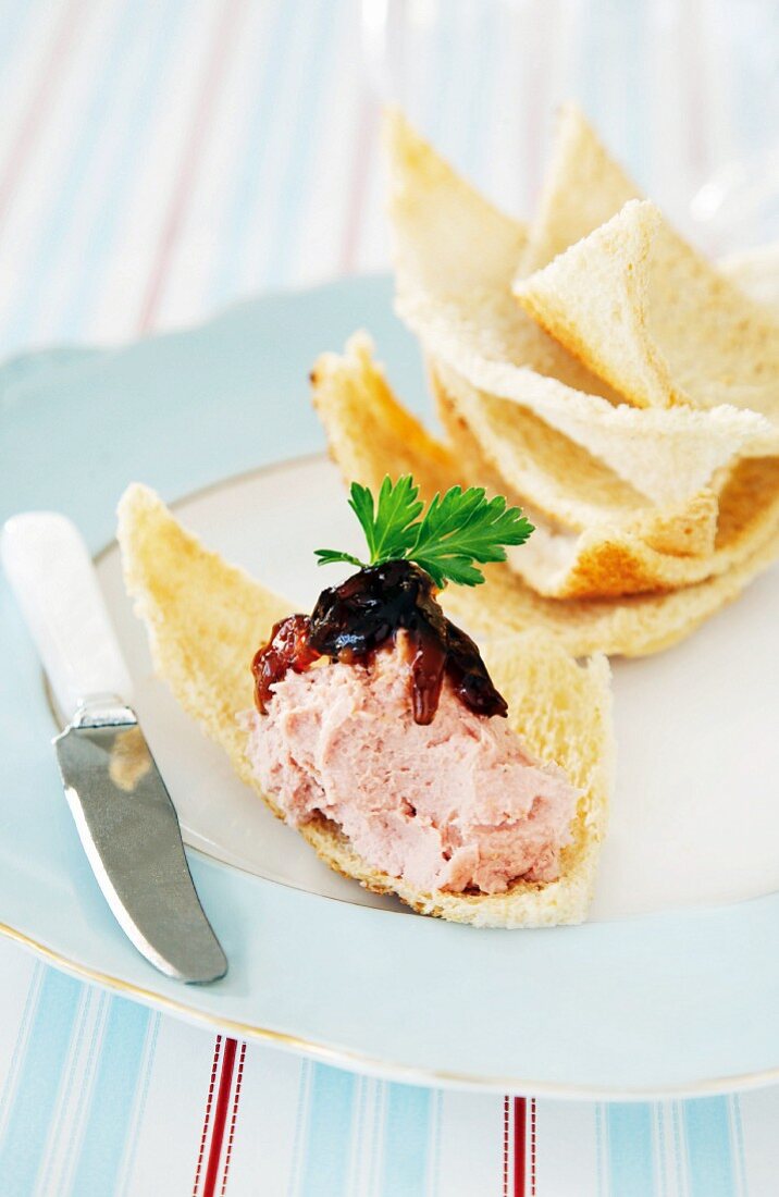Melba toast with liver pate and caramelised onions