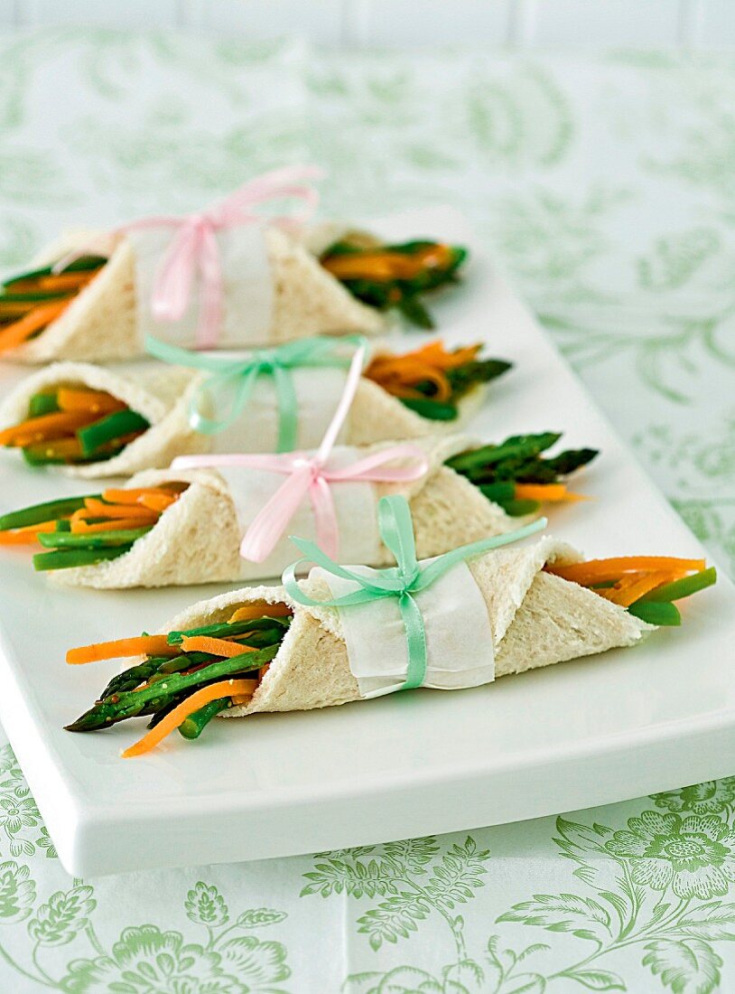Rolled sandwiches filled with vegetables