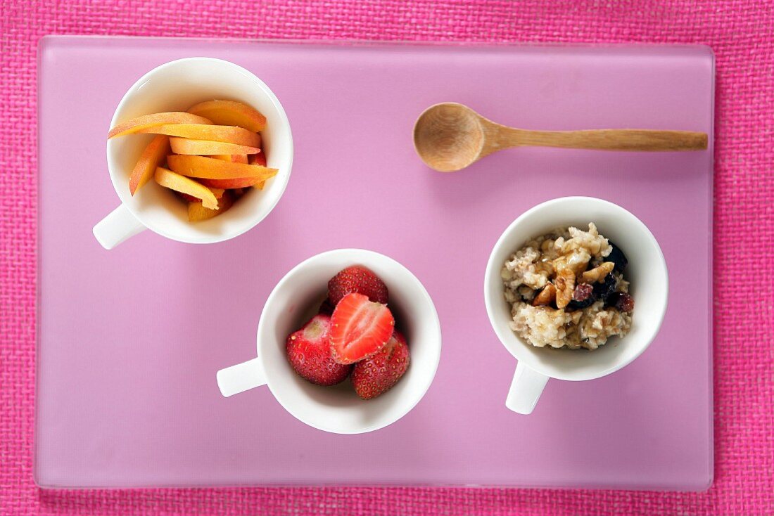 Porridge mit Erdbeeren und Pfirsichspalten