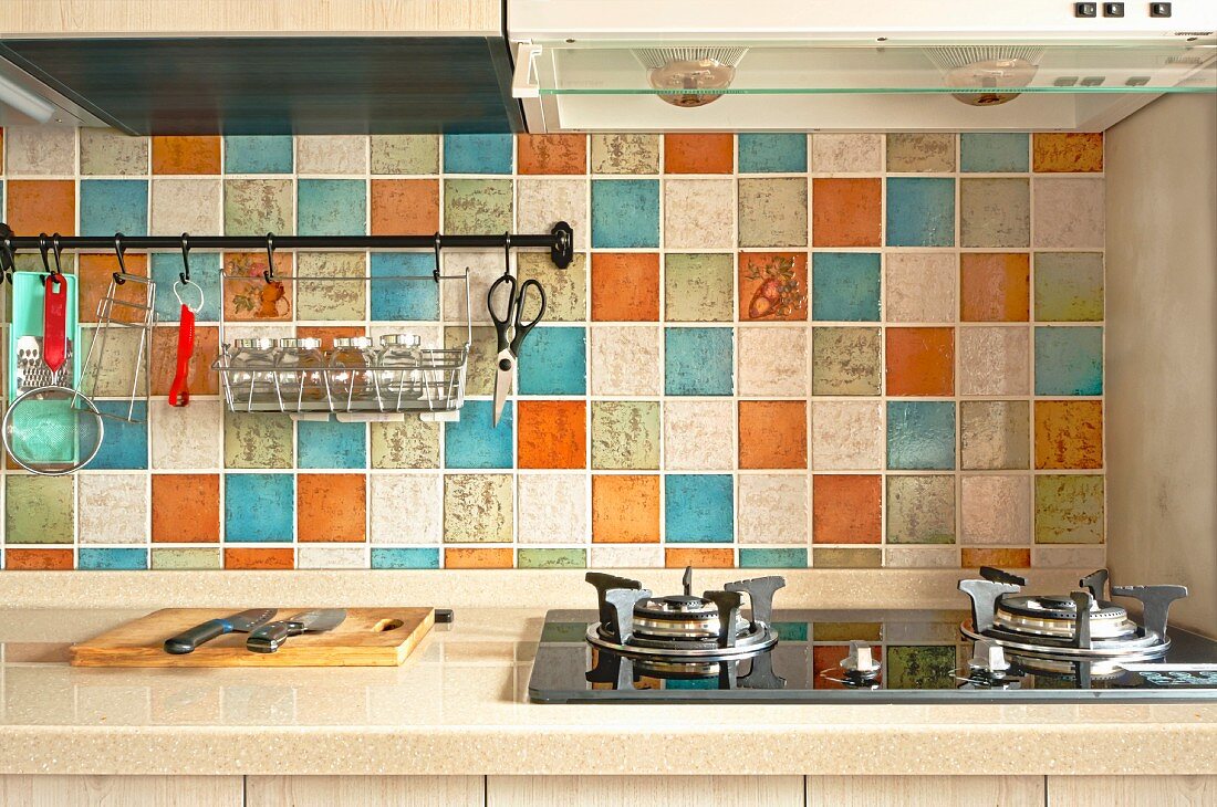 Eine Küche mit bunten Keramikfliesen