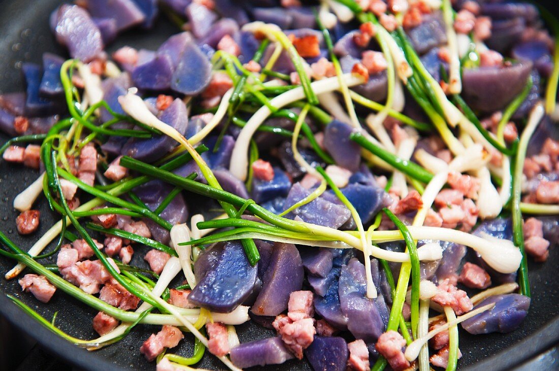 Wild garlic with bacon and blue potatoes