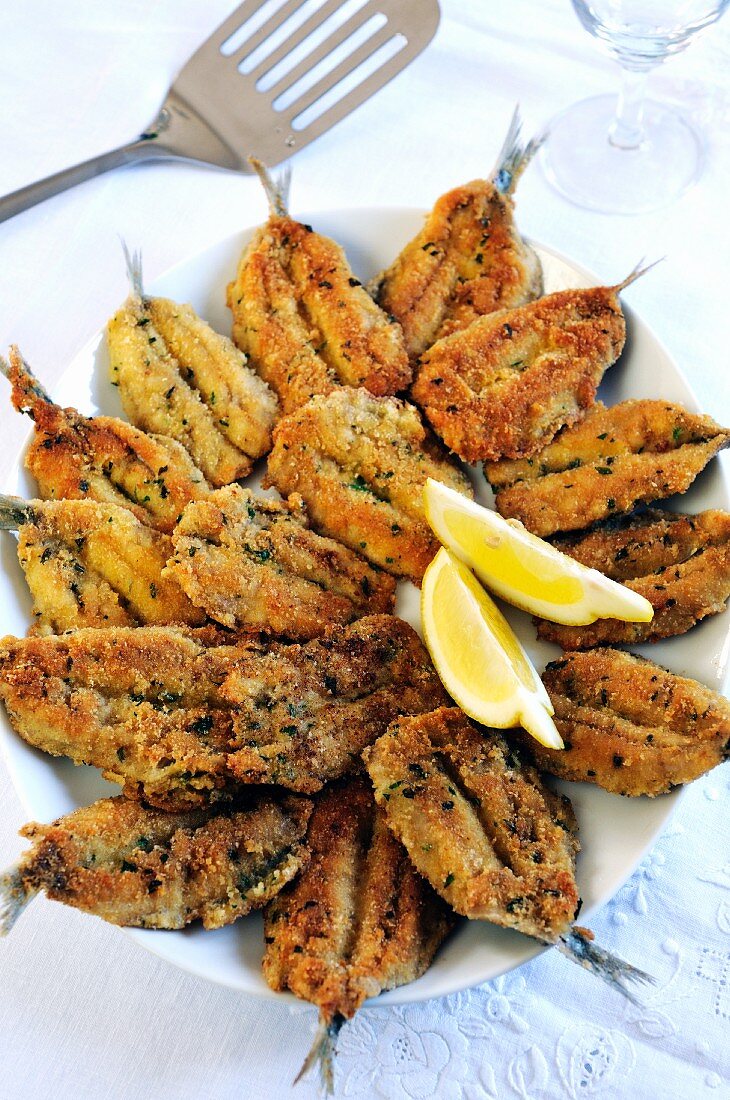 Frittierte Sardinen mit Kräuter-Parmesan-Kruste