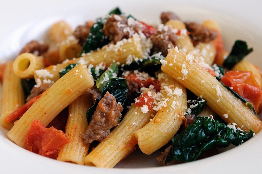 Rigatoni Mit Spinat Wurst Und Tomaten Bilder Kaufen 11089449 Stockfood