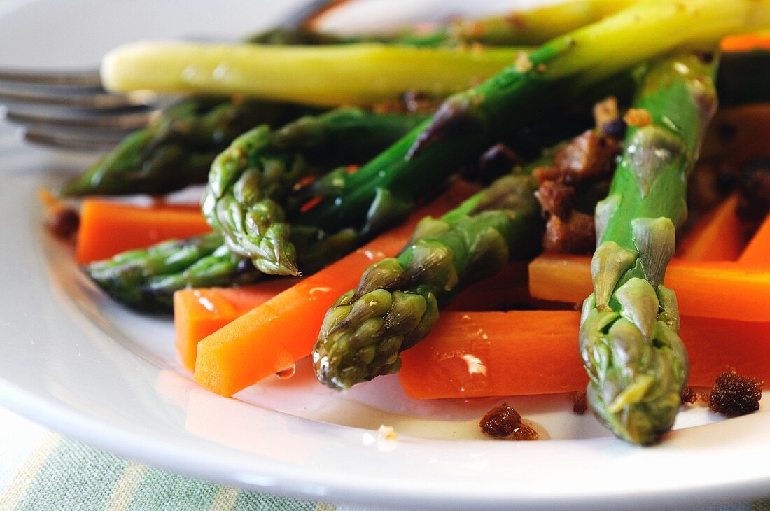 Spargel mit Möhren und knusprigen Croûtons